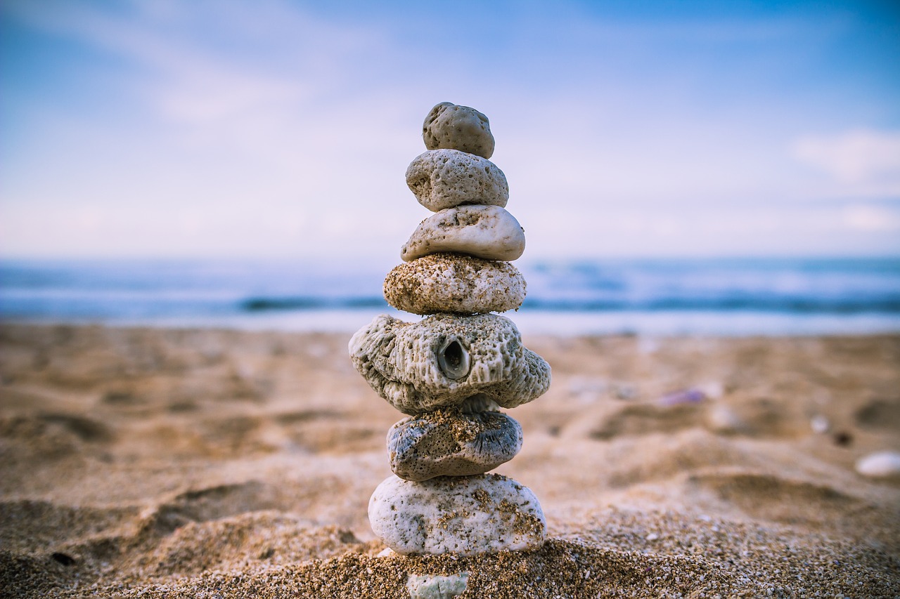 Sieben Steine als Turm aufeinander gestapelt als Sinnbild für mehr Selbstbewusstsein