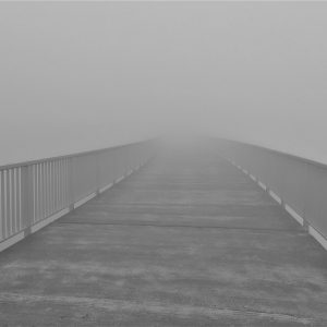 Brücke im Nebel als Sinnbild für Motivationssprüche für die Arbeit