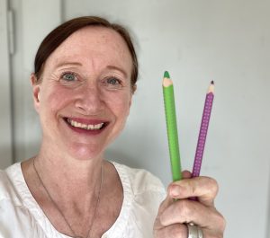 Frau mit drei Stiften in der Hand