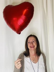 Frau m mit Herzluftballon