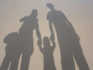 Familie als Schatten auf dem Asphalt