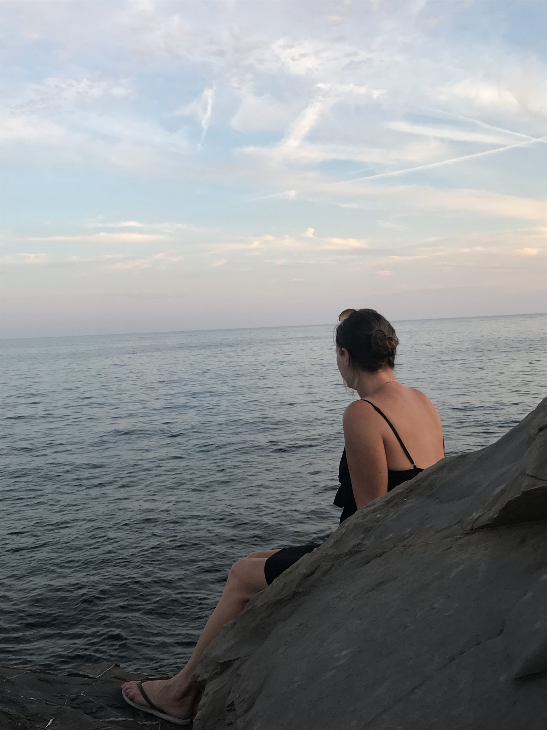Frau am Strand als Sinnbild für Auszeit