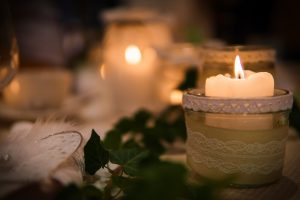 Kerze als Sinnbild für eine glückliche Weihnachtszeit