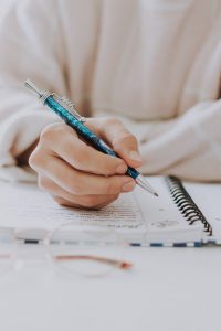 Hand mit einem Stift, die schreibt als Sinnbild für Schreiben als Selbstcoaching
