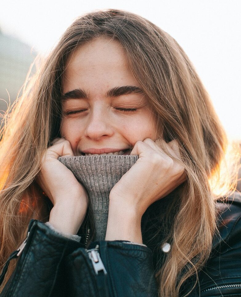 girl-5662873_1280 – genutzt am 7,2.25 Junge Frau mit langen Haaren und Rollkragenpullover. die zufrieden die Augen geschlossen hat als Sinnbild für innere Stärke