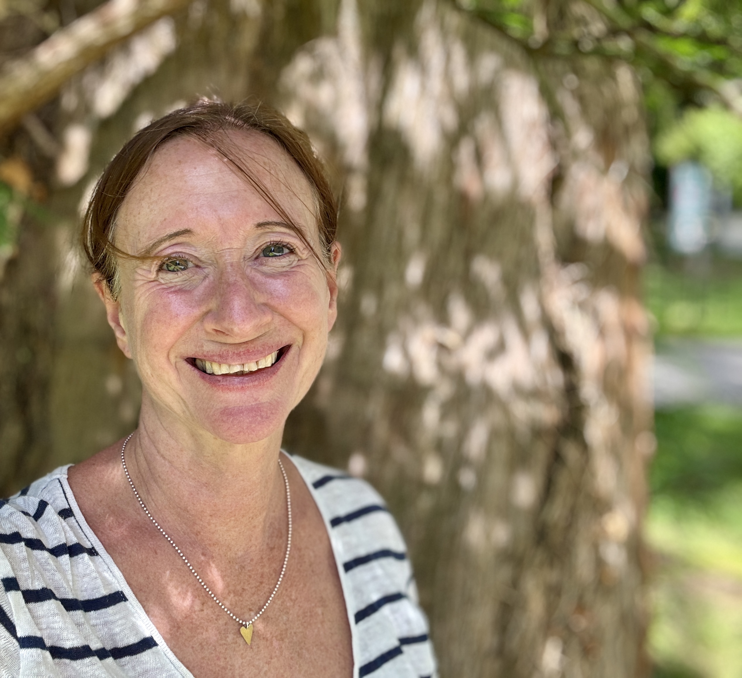 Alexandra Cordes-Guth vor einem Baum