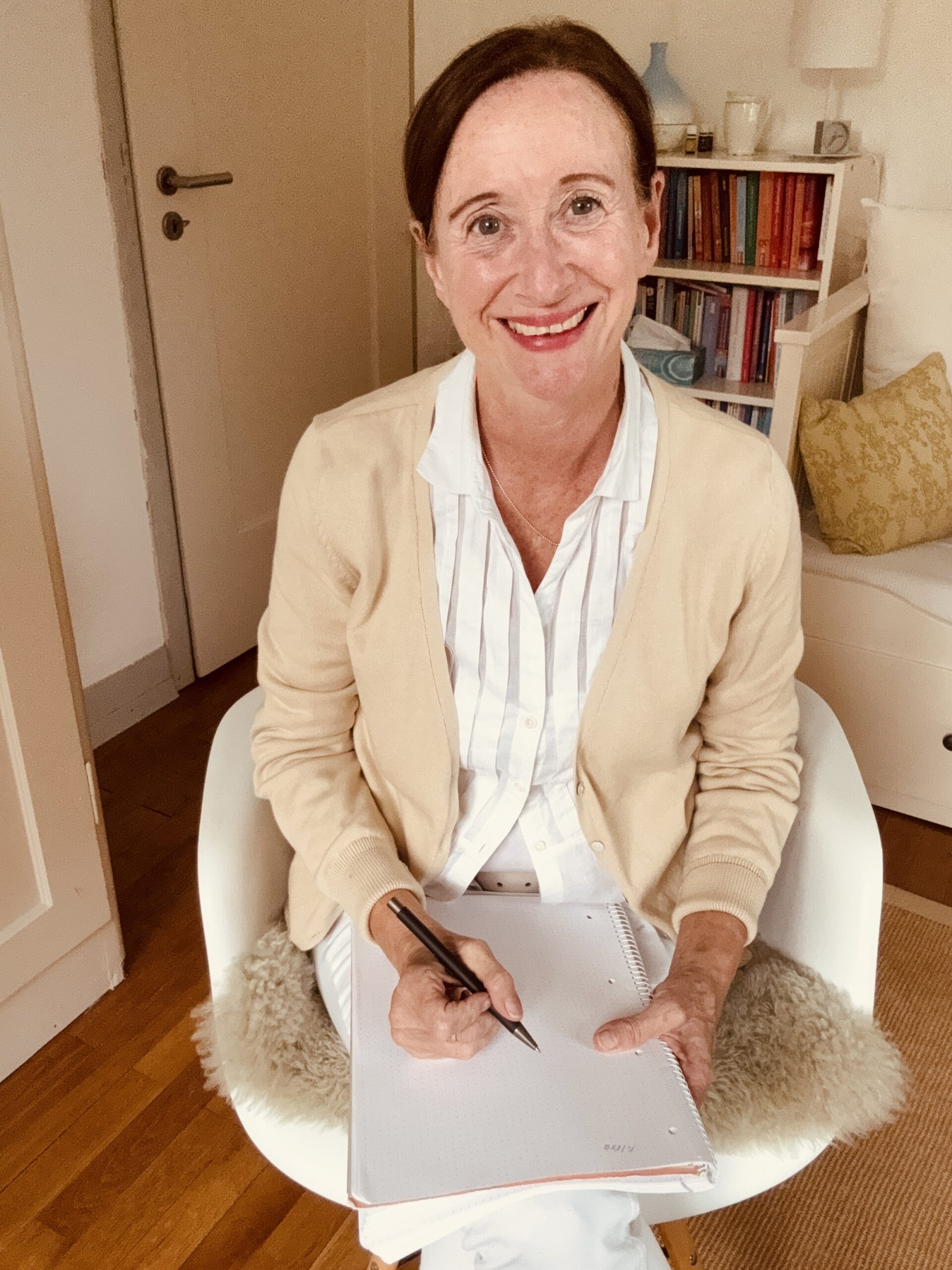 20250930_123726630_iOS 1 Portrait Alexandra Cordes-Guth bei intuitiven Schreiben